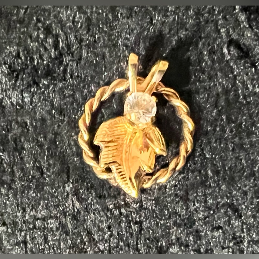 Women’s Gold Pendant Round Braid With A Leaf And A Diamond Gemstone In Center